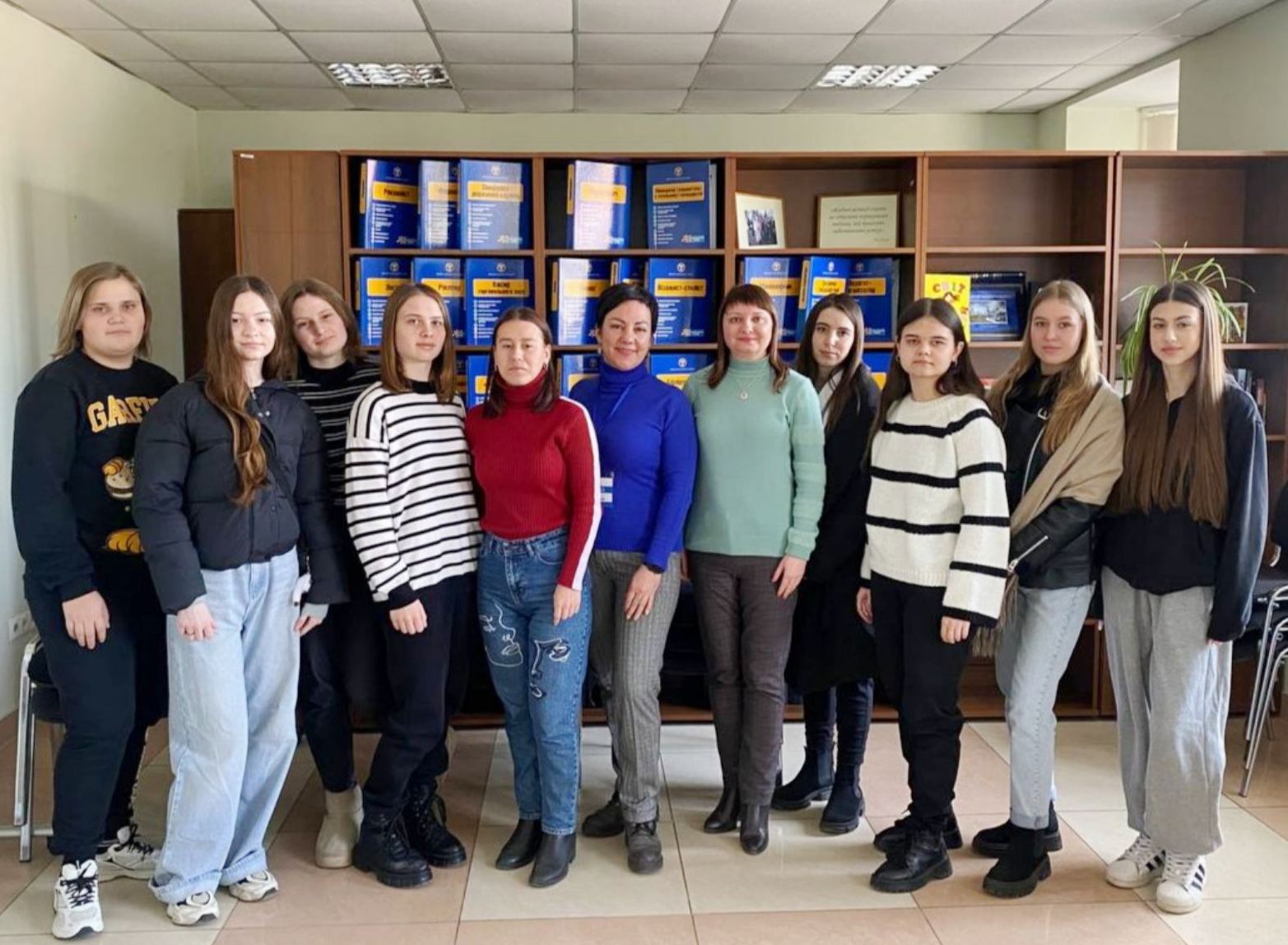 Майбутні соціальні працівники, доцент Олійник Г. М. та психолог сектору профорієнтації та психологічної підтримки Тернопільської філії ТОЦЗ Гороховська О.